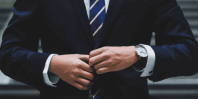 עורך דין ירושות וצוואות מסביר ללקוח תרשים הליך תביעה לאחר תאונת דרכים