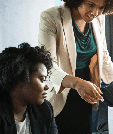 מסמכי ביטוח לאומי עם מאזניים ועובד מקבל ייעוץ משפטי