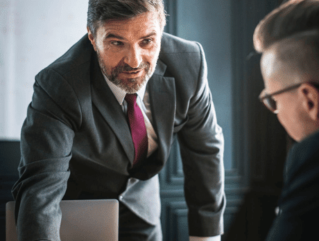 לחיצת יד מעל חוזה חתום בין עובד למעסיק במסגרת הסכם פשרה