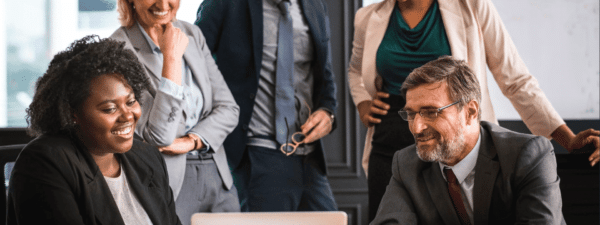 עורך דין לענייני משפחה זרים מלווה זוג מעורב עם דרכונים ומסמך נישואין