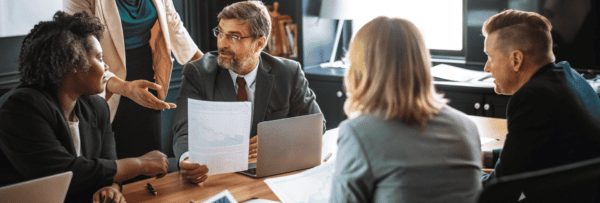 ידיים לוחצות לצד מסמכי משפחה במשרד עו״ד לענייני משפחה בחיפה